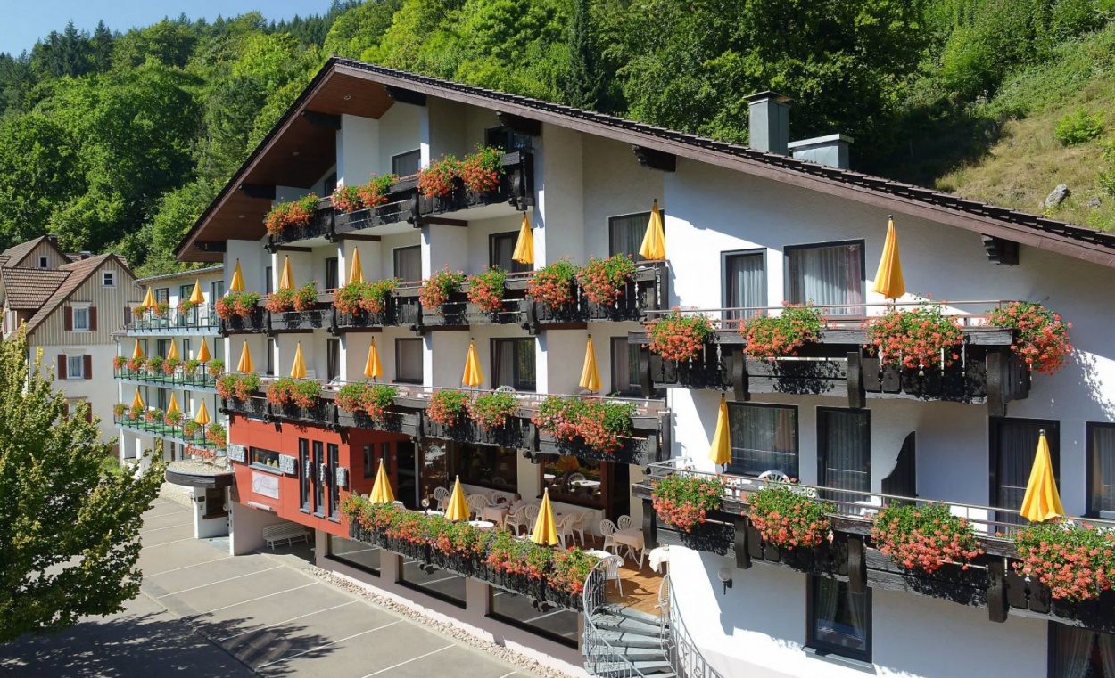 Unser Partnerhaus Flair Hotel Sonnenhof in Baiersbronn Schönmünzach aktualisiert gerade seine Haus-Fotos. Bitte besuchen Sie uns in den kommenden Tagen erneut.
